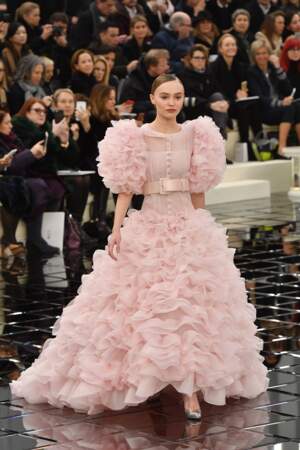 Défilé Chanel Haute Couture : Lily-Rose Depp superbe en mariée rose 