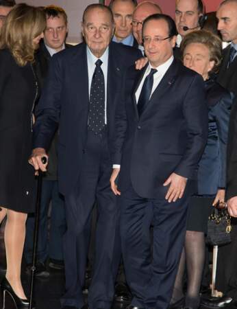 Il arrive au quai Branly en s'appuyant su l'épaule de son ami François Hollande