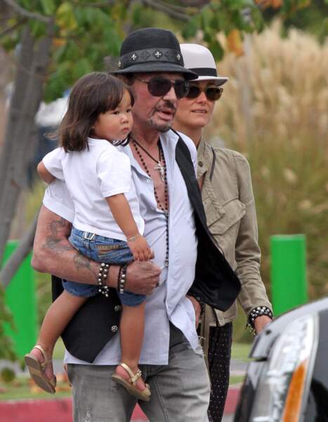 2010 : Johnny et Laeticia Hallyday se promènent avec Joy à Santa Monica