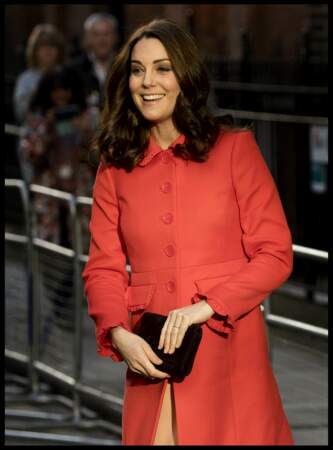 Kate Middleton, en rouge, mais sans sa bague de fiançailles lors de sa visite de l'hôpital de Great Ormond