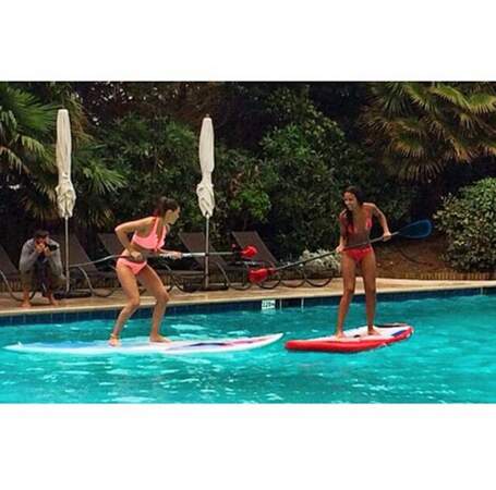 Laury Thilleman fait du paddle board (dans une piscine avec Flora Coquerel)