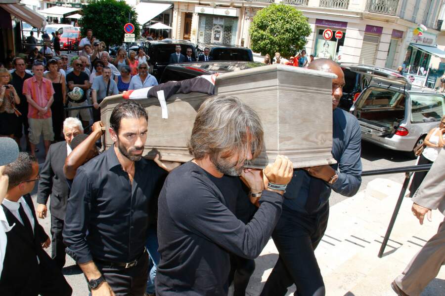 Robert Pirès, Emmanuel Petit, Patrick Vieira portent le cercueil de Tiburce Darou