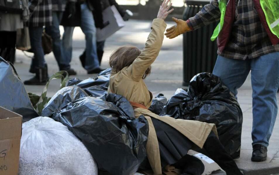 Michelle Pfeiffer n'avait pas vu les poubelles, mince !