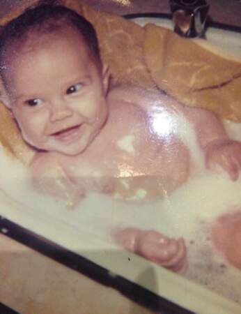 Victoria a posté une photo d'elle bébé dans son bain avec un ballon d'anniversaire pour légende