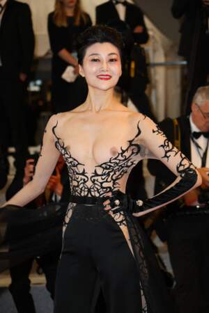 Festival de Cannes : une invitée pose seins nus à l'avant-première de Leto