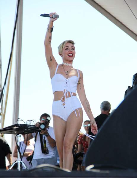 Miley Cyrus Montre Ses Fesses Au Public Lors Dun Concert Voici 