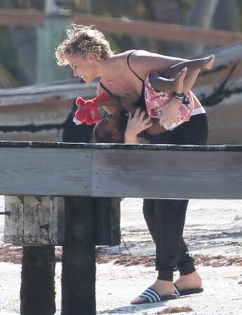 Charlize Theron sur une plage de Miami avec son fils