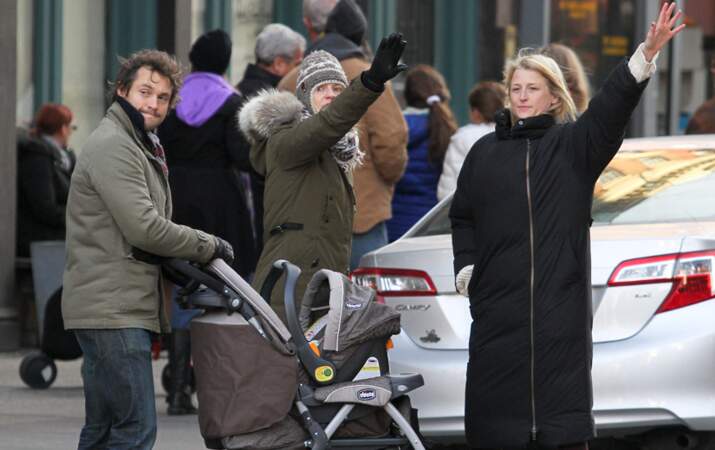 Claire Danes, son mari Hugh Dancy, leur petit Cyrus et une amie