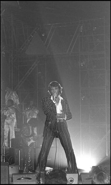 1976 : en concert au Palais des Sports, Johnny Hallyday ose le costard rayé et la chemise déboutonnée