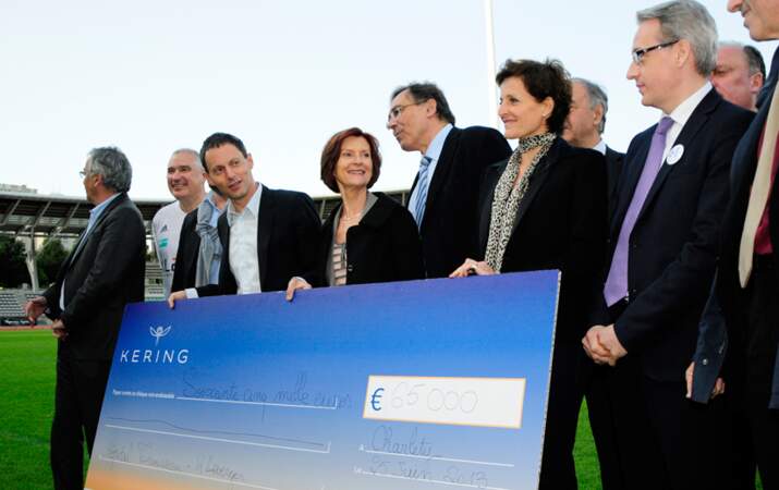 Marc-Olivier Fogiel remet le chèque de 65 000 euros à l'hôpital Trousseau