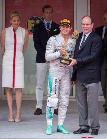 Le prince Albert II remet sa coupe à Nico Rosberg