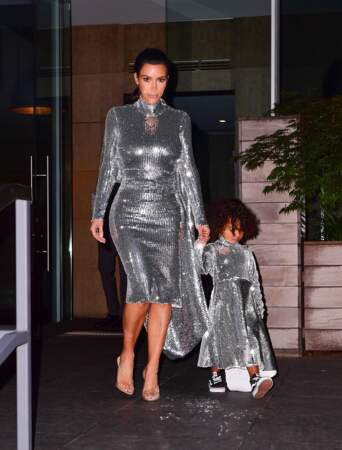 Kim Kardashian et North West assorties pour un look "tapis rouge de prestige"