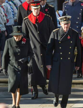 La reine Elizabeth II et le preince Philip (aec Harry derrière) rendent hommage aux morts pour la patrie