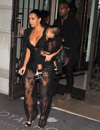 Kim Kardashian se rend au défilé Givenchy avec North