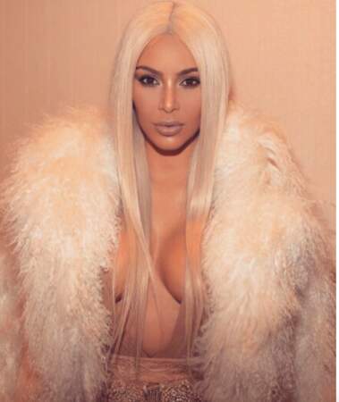 Kim Kardashian de nouveau blonde