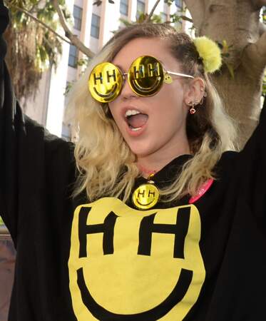 Avec ses lunettes smiley, Miley Cyrus nous rend happy 