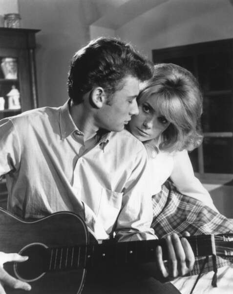Johnny Hallyday et Catherine Deneuve sur le tournage des Parisiennes, film sorti en 1962