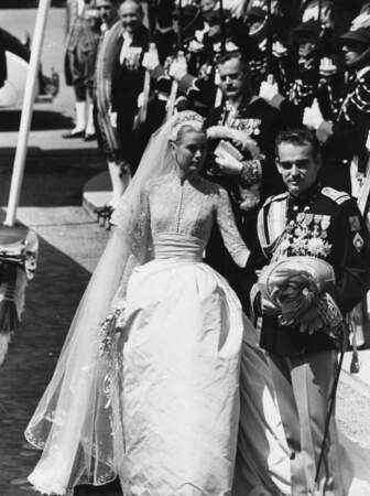 Le prince Rainier et la princesse Grace de Monaco lors de leur mariage religieux, le 19 avril 1956