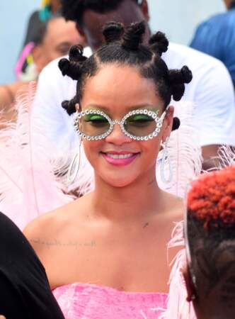 Rihanna en costume rose au carnaval de la Barbade