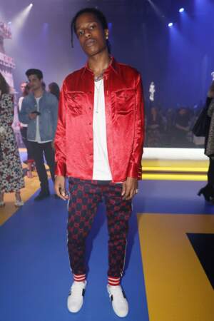 Le rappeur américain Asap Rocky a misé sur un pantalon de survêtement Gucci avec une petite chemise ern soie rouge