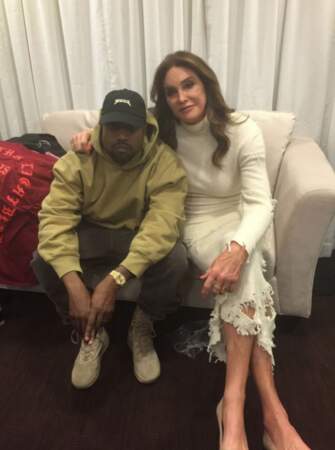 Caitlyn Jenner, elle aussi en robe à trous, a tenu à soutenir Kanye West backstage.