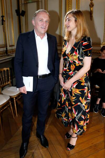 Au défilé, Julie Gayet a pu s'entretenir avec Francois-Henri Pinault, le P-DG de Kering