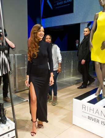 Rihanna en robe très moulante pour le lancement de sa collection