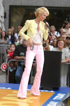 Toujours en 2003. Céline Dion porte un patte d'eph' rose pastel. Que faisait la police du mauvais goût ?