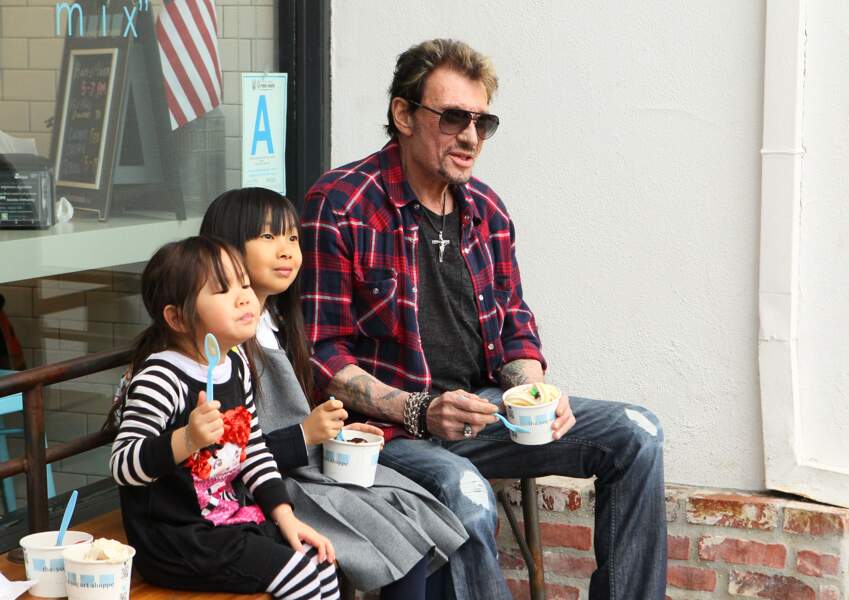 2012 : Jade et Joy Hallyday mangent une glace avec leur père Johnny