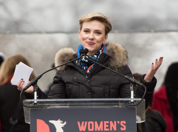 Janvier 2017 : Scarlett Johansson se rend seule à la marche des femmes... et ne porte plus son alliance