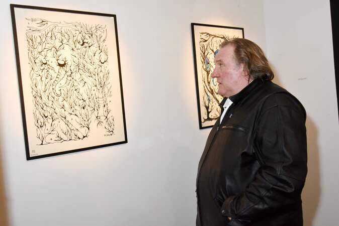 Gérard Depardieu admire les oeuvres de sa fille