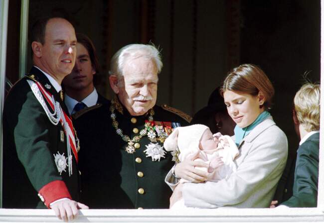 19 novembre 1999 : Charlotte, 13 ans, tient dans ses bras sa petite soeur, Alexandra de Hanovre