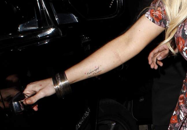 Le tatouage étoile sur la main droite de Lindsay Lohan