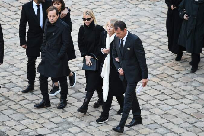 La famille de Charles Aznavour marchant derrière le cercueil à la fin de l'hommage national au chanteur