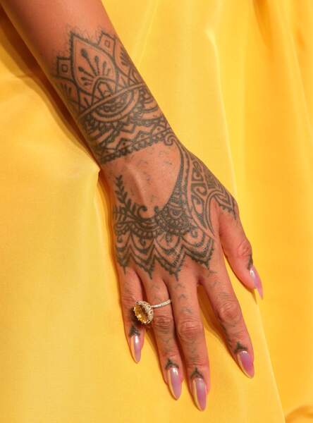 Rihanna et son tatouage tribal qui laisse deviner des pointes de flèches