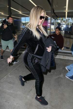 Khloe Kardashian tente de camoufler son baby bump à l’aéroport de Los Angeles