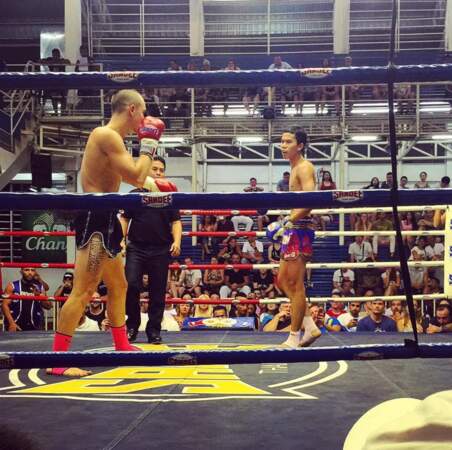 Comment ne pas assiter à un combat de boxe thaï ? Johnny profite du spectacle !