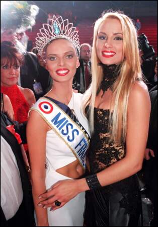 Sylvie Tellier fraîchement couronnée et celle qu'elle avait remplacé, Elodie Gossuin, Miss France 2001