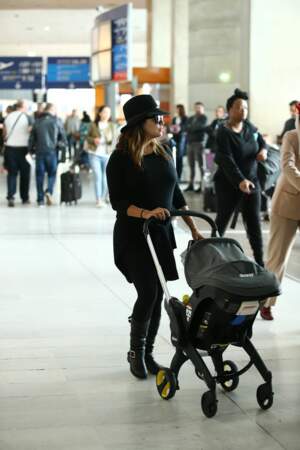 Eva Longoria en déplacement à Paris avec fils Santiago