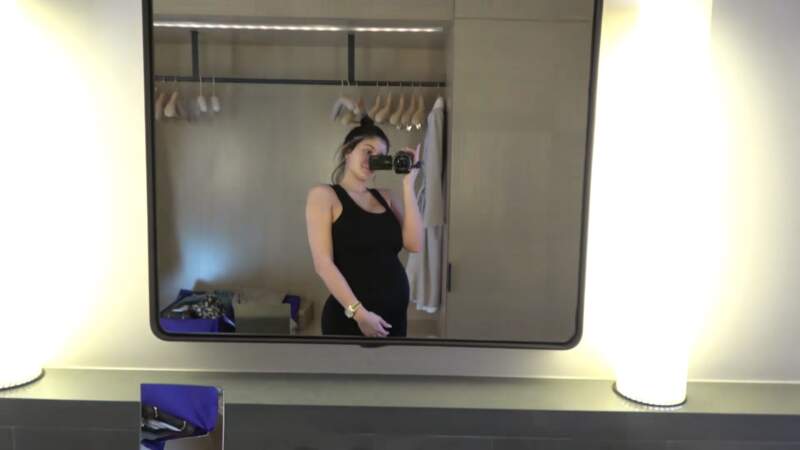 Kylie Jenner : selfie baby bump dans la salle de bain
