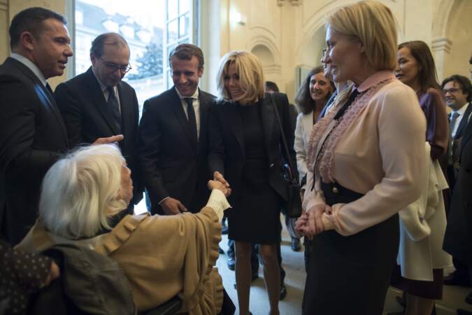 Une remarque qui a fait mouche auprès de son épouse, Brigitte Macron, elle aussi hilare