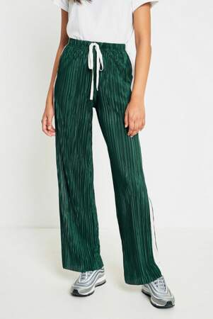 Pantalon large plissé vert foncé et ivoire, Light Before Dark chez Urban Outfitters, 51 euros