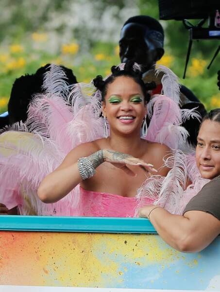 Rihanna toute en rose au carnaval de la Barbade