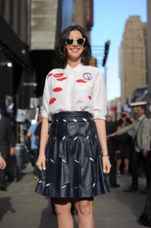 Jupe plissée + cuir : well done, Anne Hathaway 