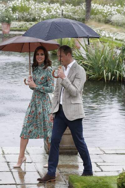 Les princes Harry et William et Kate Middleton inaugurent le jardin mémorial de Kensington Palace visitent