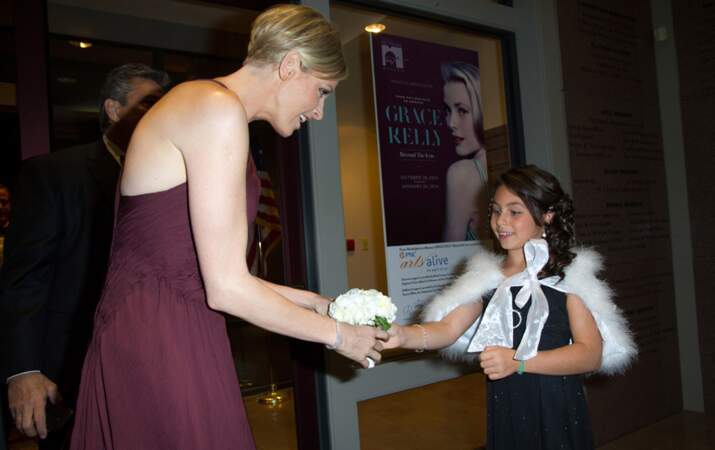 La princesse Charlène a reçu un petit bouquet de fleurs blanches à son arrivée