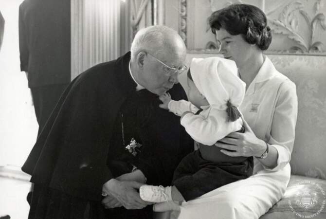 Le prince Albert dans les bras de sa nurse