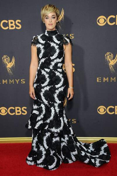 Emmy Awards 2017 : Lauren Morelli en fourreau "forêt noire". Vous en reprendrez bien une part ?