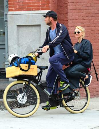 À bicyclette... (Naomi Watts et Liev Schreiber)