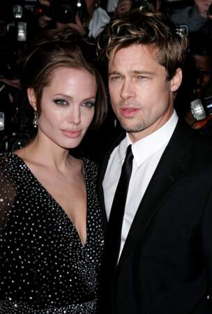 Les acteurs en 2006, c'est officiel ils s'aiment à la folie pendant que Jennifer Aniston pleure